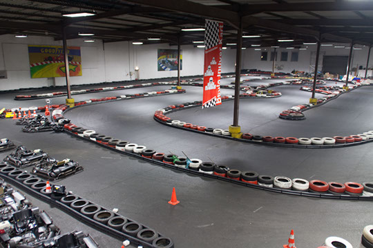 Kartbahn mit Reifenbegrenzung